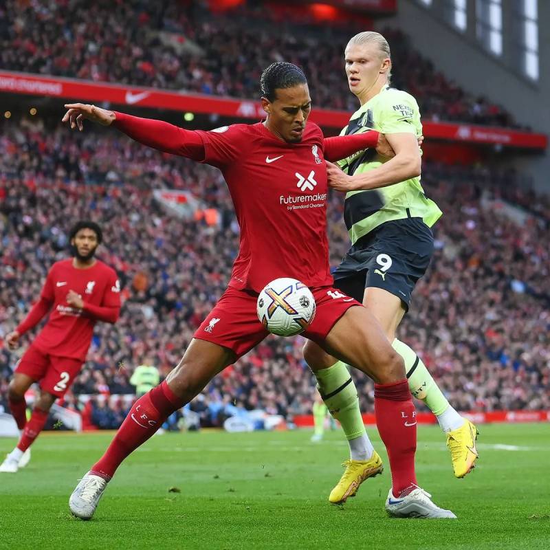 Chiều cao giúp Van Dijk lãnh đạo hàng phòng ngự hiệu quả hơn