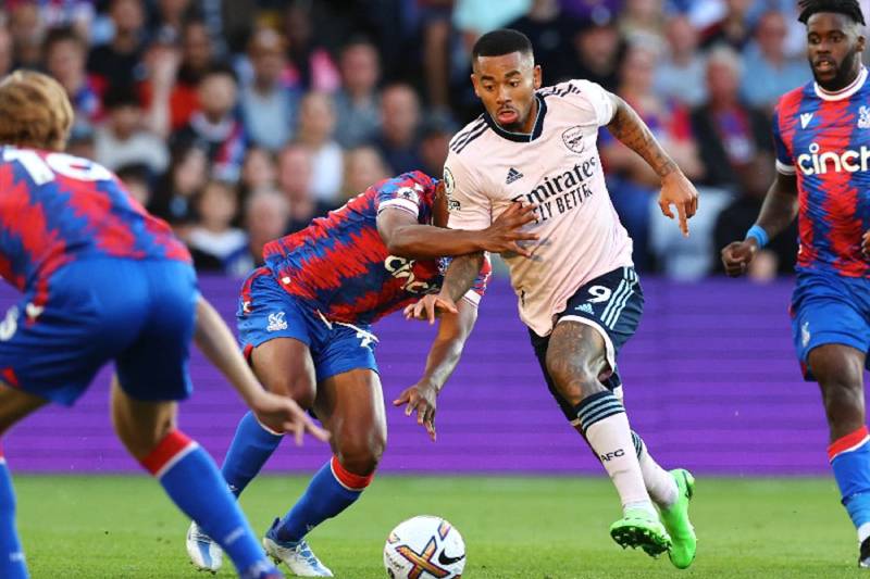 Nhìn cách hai đội xử lý bóng ở nửa sân đối phương ngay từ đầu trận